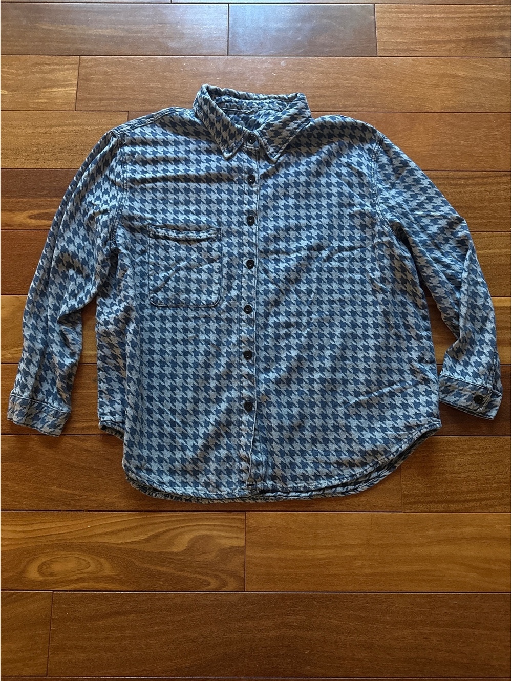 Women’s Long Sleeve Button-Up Shirt in Blue and Gray Houndstooth Pattern